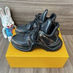 顶级版本LOUIS VUITTON Archlight 1.0花纹时尚低帮运动休闲鞋女款黑色。面料:科技混合面料拼接牛皮 lv老花皮内里:进口羊皮里 织物垫脚: