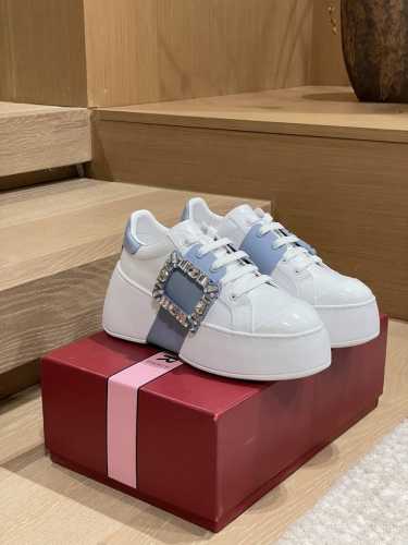 代购级别 Roger Vivier 厚底运动板鞋 专柜主推款，各路明星同款，原版到手才开发，材质和原版一致，重量和正品高度一致，原版开模大底、饰条、五金扣，各处