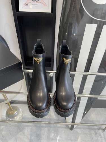Prada 普拉达24Ss秋冬走秀款靴子 太古汇原版购入爆拆复刻 鞋子上脚很轻便，走路舒适度都很赞 运用三角标设计风格值得拥有 鞋型韵味超赞，非常有特色的设计感