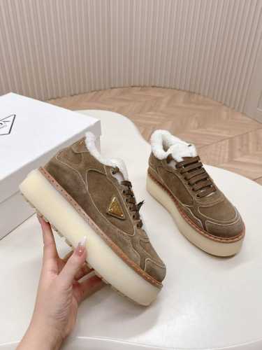 出 市面最高版本 Prada 普拉达24秋冬新款△三角标羊毛高帮鞋，厚底靴 雪地靴 双色擦色牛绒真羊羔毛 真皮沿条 双色tpu大底 材质细节可对比原版，市面普通