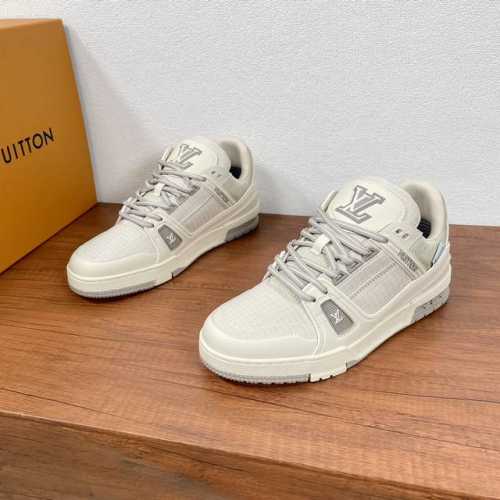 编码： 新款lv Trainer系列运动鞋出货 本款lv Trainer 运动鞋选用光滑小牛皮拼接纹理科技织物鞋面，后跟橡胶包裹，经典构型出自 Virgil A