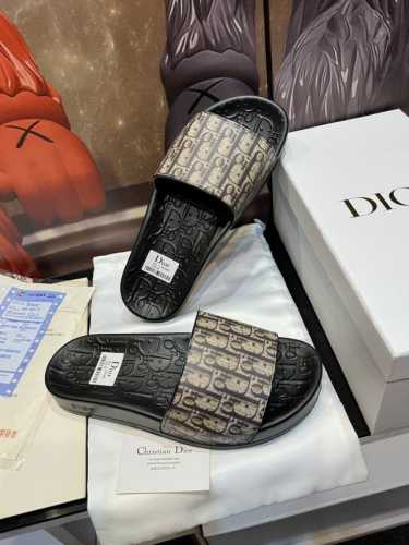 Cd家迪奥高端男士夏季拖鞋，鞋面材质头层牛皮，压印品牌logo，私模大底，细节完美，尽显大牌风范，休闲宽松舒适型，高品质精品，夏季必入哦！ Size：男40-4