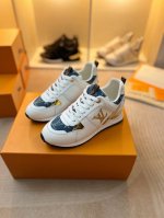 路易威登经典 运动系列 RUN AWAY运动鞋系列 本款 Run Away 运动鞋采用牛皮革和回收 Monogram 锦纶，再现路易威登鞋履系列的经典设计。侧面