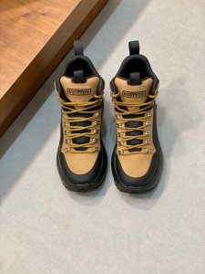 lv 奢品新款discovery 及踝靴， 本款 Lv Discovery 及踝靴自登山鞋汲取灵感，以混合科技材质彰显运动风范。 轻盈回弹的橡胶外底提供强劲抓地