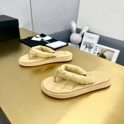 顶级版本 chanel香奈儿小香24P走秀款夹趾拖鞋，凉鞋超级无敌美且增高的一双夏日拖鞋，布面比皮质更年轻时髦些。上脚对女生太友好，妥妥的增高神器鞋面：原版定制