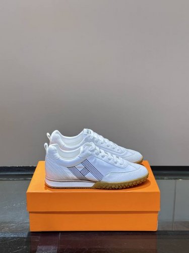 hermes/爱马仕Ss24春夏新品运动鞋，H家 Heros 运动鞋新品，简约鞋面，轻盈舒适透气！运动感十足！对比色设计打造活力时尚风格，鞋头前端自然色橡胶嵌饰