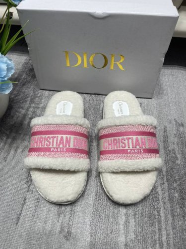 橙子出厂价 Dior 迪奥 秋冬新款刺绣字母毛毛拖鞋 码数：35-40