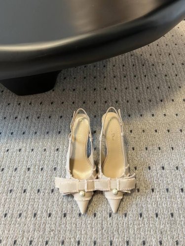 顶级版本 Dior 25 ss CD家蝴蝶结珍珠漏后跟单鞋被韩素汐种草的新款dior超级好看 蝴蝶结左右不对称 好看的不得了 温柔的样子 cd倾情呈献 ADIO