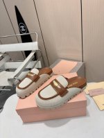 p310 被追问无数次的Miumiu包头半拖 终于让我挖到了 家人们谁懂啊！Miumiu今年放大招，这双包头半拖一整个美出新高度，时尚精的Dna狠狠动了！ 进口