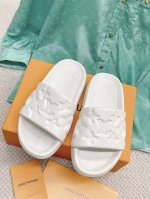 跑量 路易威登~浮雕拖鞋 3路易威登专柜新款拖鞋，驴牌monogram 浮雕拖鞋，Waterfront 凉拖焕新回归，鞋面扣带压印路易威登标志性的 Monogr
