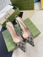 Gucci 24ss春夏新款 G家尖头马衔扣V型系列，经典再现，简约设计高雅品质，鞋面以羊皮双G布材料匠心打造，鞋面缀饰亮眼的经典马衔扣，后带着釆用松紧带设计，