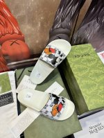 家高端男士夏季拖鞋，鞋面材质头层牛皮压印品牌logo，私模大底，细节完美，尽显大牌风范，休闲宽松舒适型，高品质精品，夏季必入哦！Size：男38-47 女35－