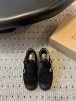 新色来袭 MIU MI* X CHURCH’S 24ss联名乐福鞋 Miu Mi* 刚刚与 Church‘s 合作推出终极秋季鞋款，将正式传统与现代自由精神融为