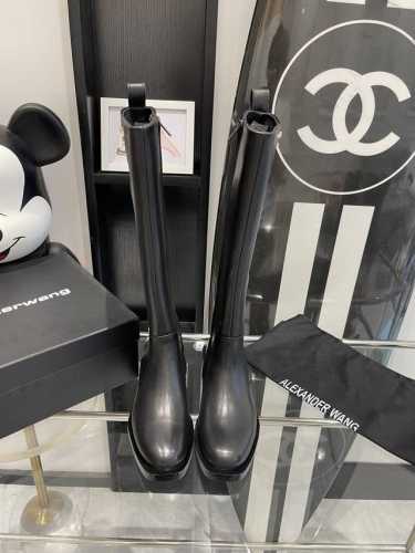 Alexander Wang 亚历山大王 24Ss秋冬新款 纽约时装周大王字母长靴上新 Ins风格新款推出 使用了大王经典方跟简洁风，讲究线条的设计理念，女王风