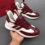 pp Bally 巴利 新款男士拼接休闲运动鞋，采用进口小牛皮搭配高弹力布而成，两侧缀以红色装饰鞋外腰饰有bally品牌标志，双层外鞋舌饰有bally 品牌标志