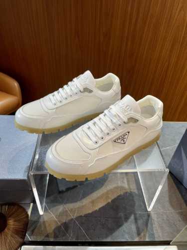 PRADA普拉达 褪色效果绒面皮运动鞋 size；39~44 38.45定制 开边珠牛皮 牛反绒 这款运动风百搭运动鞋采用绒面皮材质和褪色效果处理，饰有三角形徽