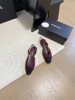 Chanel 经典slingback后空凉鞋前几年一直在做这个款今年我们还是重新购版，再次精细copy。发现新版面的鞋面线条和形体舒适度都做了微调！ 这个品牌方