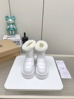 Ugg新款小马丁 今年的ugg开始不再那么单调啦 独特的时尚百搭元素 独特的前后包裹式设计 增添鞋款层次感 柔软发泡大底 回弹性好 上脚不累脚 耐折又耐磨 认准