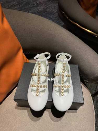 Chanel 香奈儿 小香24P新品 珍珠玛丽珍单鞋 上脚真的不要太好看！简直无敌了！ 鞋面采用定制进小羊皮 内里垫脚为混种羊皮 意大利进口牛皮大底 Size：