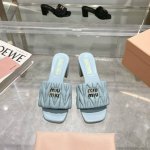出厂价310元..Miumiu 春夏新款拖鞋系列 1：1开模. 欧美名媛 明星 网红款 ，亲肤柔软春夏必备款 富有时尚元素，鞋面外表电绣缪缪扣子贵气感十足， 面