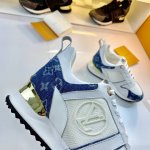 路易威登经典 运动系列 RUN AWAY运动鞋系列 本款 Run Away 运动鞋采用牛皮革和回收 Monogram 锦纶，再现路易威登鞋履系列的经典设计。侧面