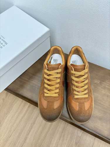 男款10 ｜德训休闲板鞋，鬼才设计师品牌，一个轻奢品牌 这一款德国训练鞋延续了经典的t形真皮拼接设计，经过设计团队多次的精心改良，只为让您体验最原始的军旅味道~