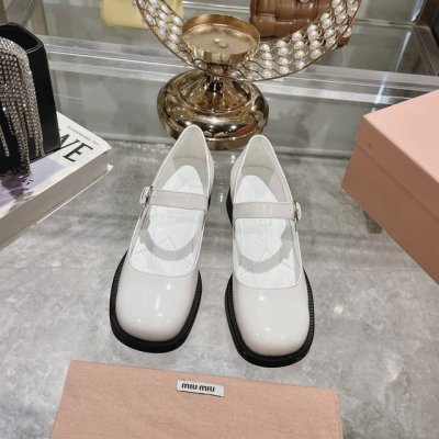 出厂 Miu Mi* 24 新款镂空t字带圆头玛丽珍单鞋 这双鞋子的颜色真的太美了！复古又少女。而且，它的材质超级舒服，穿上去就像踩在棉花上一样 上脚绝美 鞋面