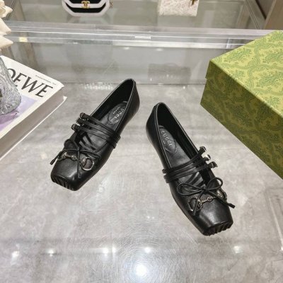 9099-1 黑 35-42 这款标志性的马衔扣芭蕾平底鞋选用方形鞋头设计，搭配雅致的蝴蝶结细节，致敬传统芭蕾舞鞋款型。这款鞋履甄选黑色皮革打造，匠心融蕴银色调