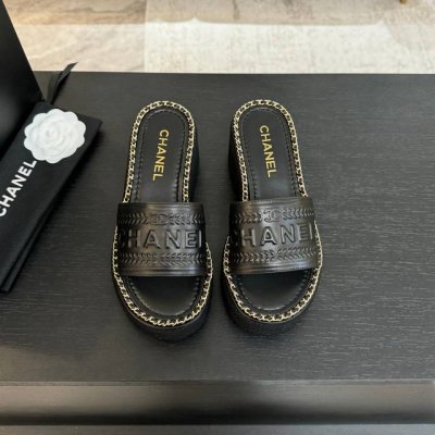 CHANE*｜小香25C春夏新品度假链条字母厚底拖鞋这一季度假凉拖系列真的超美 搭配字母装饰 简约又百搭上脚超级美的 怎么看怎么好看 Go 材质： 鞋面采用原版
