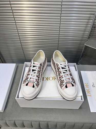 出厂 现货高品质 Dior迪奥 平底运动鞋采用全刺绣标志性图案，市场顶级品质国外专柜爆款，非市场普通仿版！ 面料采用意大利进口布料刺绣鞋面，原版模具注胶logo