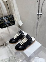 Maison Margiela Mm6马吉拉半拖德训鞋 复古感满分 随便穿搭就可以很高级 鞋子很轻便 穿起来上脚超级舒服透气 最重要不累脚，不磨脚！ 一年四季