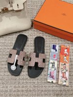 出厂价 钻面系列 Hermes 爱马仕h拖鞋oran凉鞋系列 时尚又百搭 超级舒服 每个细节都做到极致 原版麂皮 原版1:1独家私模鞋面 原版真皮沿条大底 包装