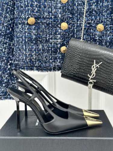 Saint Laurent Ysl金属方头高跟凉鞋 不愧是最懂女人的品牌 上新即售空 各大专卖店都断码断货 真的很难买到 鞋面采用进口牛漆皮 质感细腻有光泽 皮