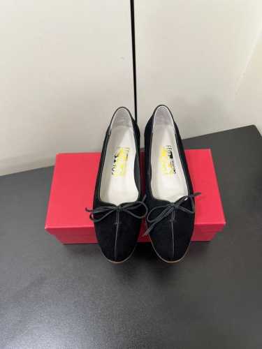 Ferragamo菲拉格慕蝴蝶结新款单鞋 面料：头层牛反毛皮 内里：原版定制羊皮 V字形浅口鞋，蛋型粗跟高2.5 原版开模定制Tpu波浪包跟橡胶底 码数：35