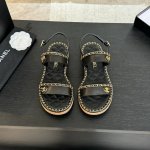 CHANE*｜小香25C春夏新品度假厚底链条双C爱心凉拖拖鞋这一季度假凉拖系列真的超美 搭配链条双C五金装饰 简约百搭上脚超级美的 怎么看怎么好看 Go 材质：