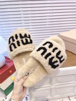 Miumiu｜秋冬新品毛毛拖 居家还是外穿都是百搭时髦单品，秋冬搭配袜子，太好看了吧 鞋面进口澳洲真羊毛内里垫脚羊毛，原版防滑橡胶大底！ Size：35-39