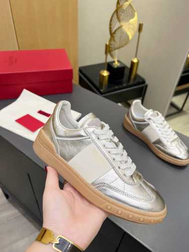 华伦天奴 Valentino 情侣款2024Ss新款 Upvillage系列情侣款铆钉拼色小白鞋德训鞋滑板鞋休闲运动鞋 顶级版本原版购入开发做货 本款vt华伦天
