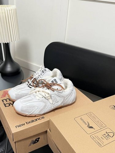 出厂： 加绒款 Miu Miu New Balance联名情侣款 Nb复古休闲运动鞋 德训鞋阿甘鞋 加绒款 新色 做旧 经典nb 运动鞋中汲取灵感，推出了自己的