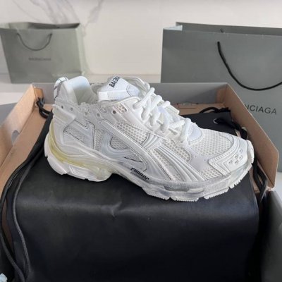 顶级版本： Balenciaga 巴黎7.5 巴黎世家 最新配色潮流复古休闲鞋 通过溢胶、做旧、缝线等细节，展示了设计师 Demna 的运动鞋风格，用一双 旧鞋