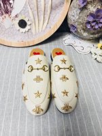 出厂 Guc L／古奇拖鞋系列：面料：意大利进口混种羊皮电绣 星星蜜蜂 ，内里垫脚：水染羊皮，原版古铜金马衔扣，意大利原版大底，颜色：米白，35一40 34、4