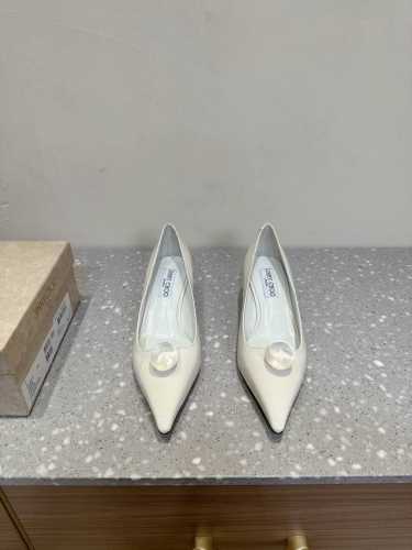Jimmy Choo 25ss早春新款 水晶钻扣尖头 单鞋 高跟鞋 重逢惊艳 优雅邂逅 碰撞之美 时尚国外博主同款街拍推荐 造型大胆别致 满分街拍搭配钻扣 时髦
