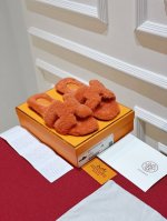 泰迪毛h拖鞋 奢华泰迪毛毛系列，经典的h型名媛设计，秋冬必入~上脚是真的热爆融化了，这款彩虹毛毛拖 棉花糖一样柔软 上脚显白 很容易戳中审美的可冲款 面料材质：