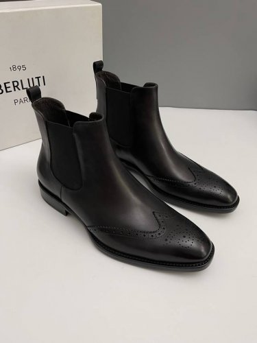 berluti Cursive Galet男士切尔西 柔软而有弹性，Galet的形状完美地弥补脚型的先天不足而同时尊重个体特征：好比一块捧在手掌心的鹅卵石，让足