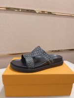 工厂价: lv打造顶级代购 男士春夏拖鞋专柜同步 鞋面意大利进口牛皮搭，标志图形高品质工艺，鞋底：原厂特供原版底，独家活动成型底超级舒适，原厂跟单货，高品质，可
