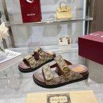 9115-8 杏G钻 35-42 这款单品出自Gucci Lido系列，设计灵感源自意大利海岸的夏日风情和海滩俱乐部。这款平底凉鞋采用魔术粘带设计，现代感十足且