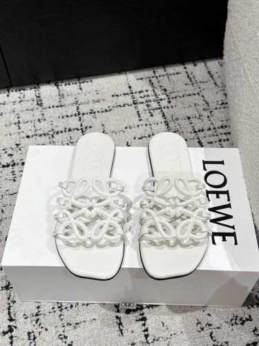 310 loewe 罗意威 25/ 春夏新品Petal Anagram 露趾镂空 拖鞋 疯狂种草简约设计感觉更干净优雅 让你念念不忘 颜色也很耐看漂亮，上脚瞬间