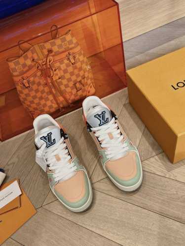Lv代购级新色 经典驴家全系列！Lv Trainer Pvc 运动鞋, 每个款式配色都很赞！Trainer的脚感真的非常不错面料选用原版完全一样材质做工细节，原