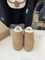 出厂价 Ugg 新款出炉卡皮巴拉胖头鞋，系列刻在基因里的松弛感 X拒绝精神内耗 ，卡皮巴拉”潮流风向标，经典胖头拖鞋 卡通可爱造型让你的穿搭更具吸引力突破虚拟与