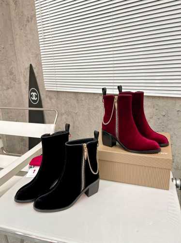 冲量价 Christian Louboutin Cl 年重磅推出新款粗跟厚底靴，原版材质韩国绒 。侧面亮眼点缀 品牌专属标志吊坠+ 镀金链条 +独特外侧拉链个性