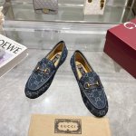 1819-8 牛仔 35-42 这款Gucci乐福鞋以蓝色GG牛仔面料匠心打造，为品牌经典鞋款再添亮眼力作。圆润造型与金色调马衔扣配件在此浪漫邂逅，让人不禁感怀